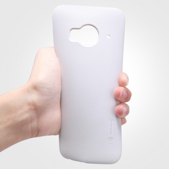 Пластиковый матовый нескользящий премиум чехол для HTC One ME Белый