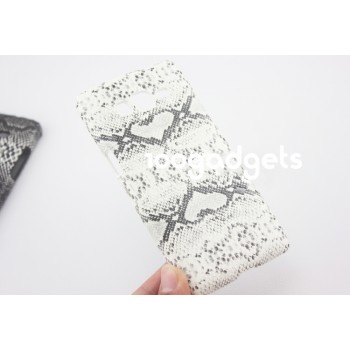 Пластиковый чехол накладка с кожаным покрытием текстура Змея для Samsung Galaxy Grand Prime Белый