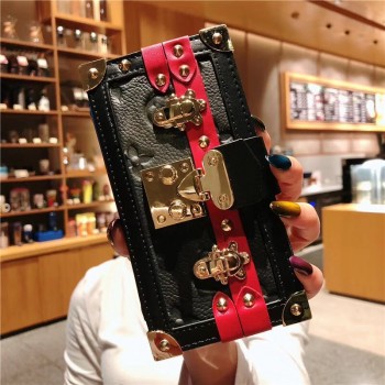 Дизайнерский чехол портмоне-клатч на силиконовой основе с отсеком для карт на крепежной застежке для Iphone 7/8 Черный